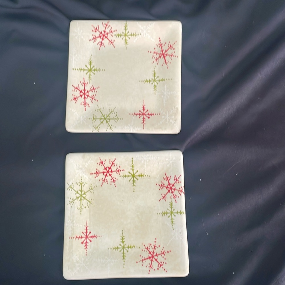 Oneida - 2 cream appetizer plates with snowflake design